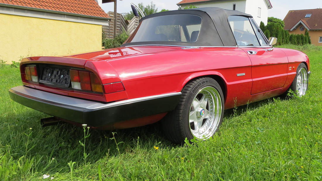 Klassischer Alfa Romeo Spider Mit V Und Heckantrieb