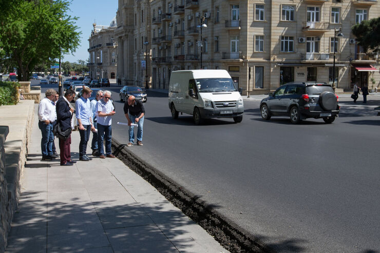 Charlie-Whiting-Hermann-Tilke-Inspektion-Baku-Street-Circuit-2016-fotoshowBig-372879e5-947711.jpg