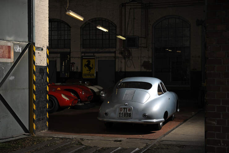 http://imgr1.auto-motor-und-sport.de/Porsche-356-2-004-R-ckansicht-Garage-fotoshowBig-2344d1aa-489190.jpg