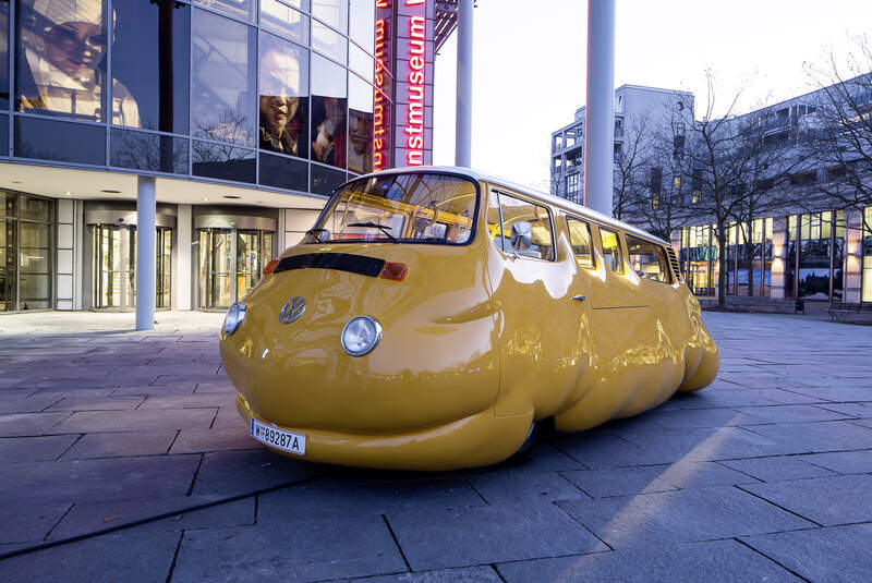 Auszubildende bauen Volkswagen Bulli zum Kunstwerk um