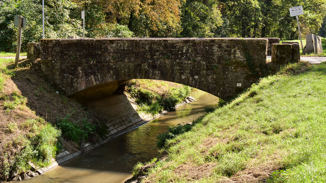  Eine Steinbrücke die über den Hockenheimer Hardtbach führt.