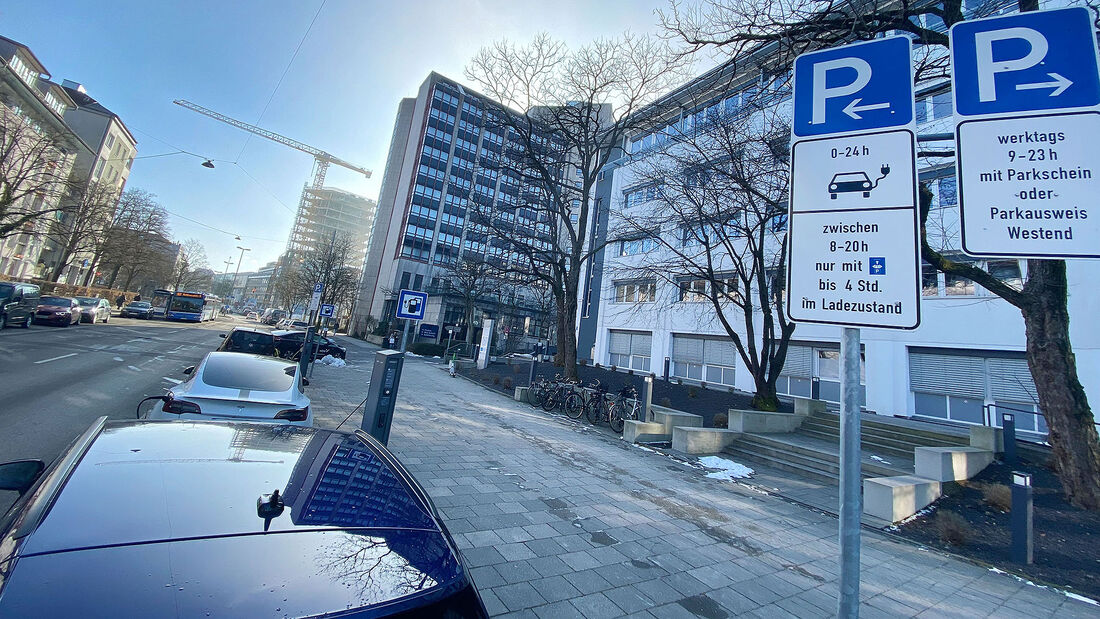 01/2022, Verkehrsschilder Parken an öffentlichen Elektro-Ladesäulen