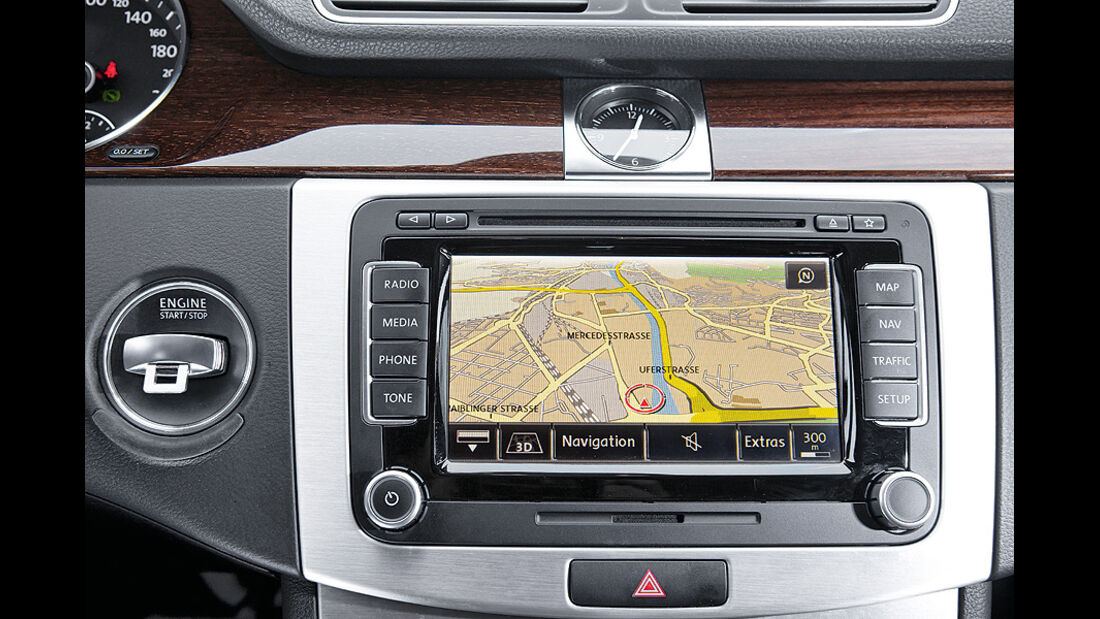 0111, ams 02/2011, VW Passat 1.8 TSI Limousine, Bildschirm, Navigation