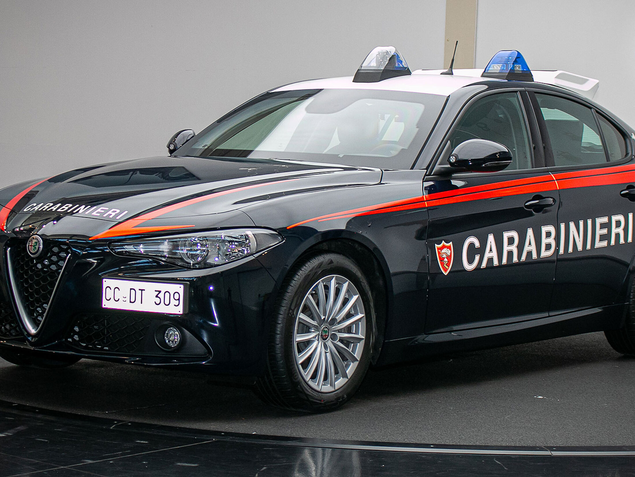 Alfa Romeo Giulia Radiomobil: Polizeiauto für die Carabinieri | AUTO MOTOR  UND SPORT