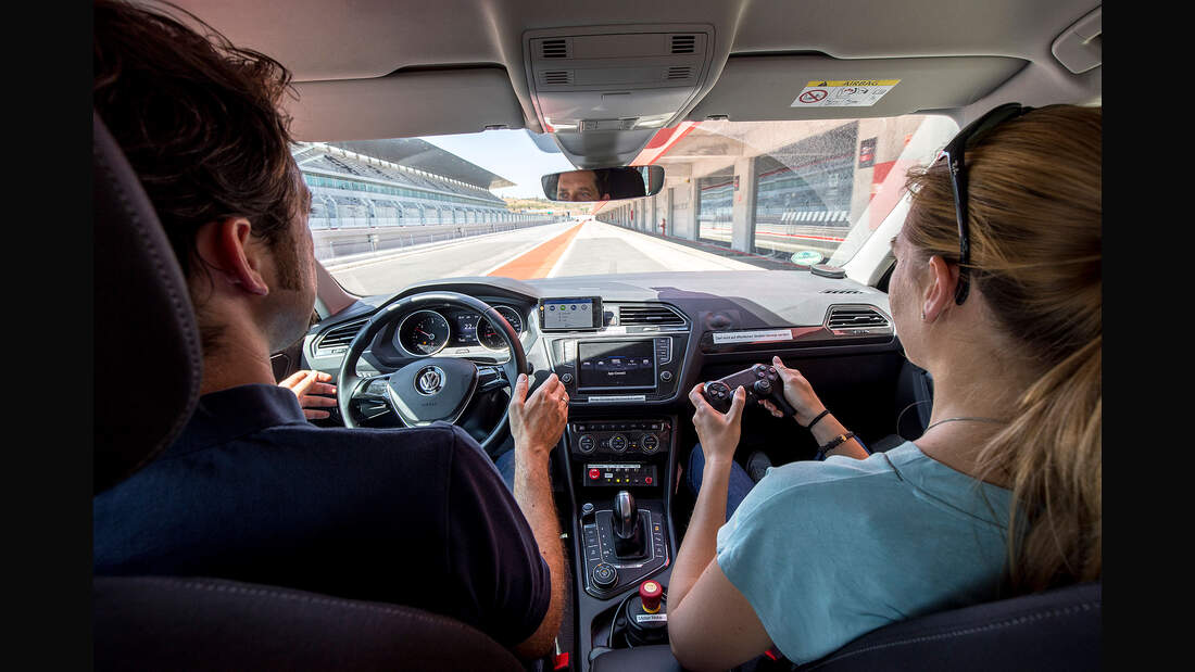 Zukunft Des Autonomen Fahrens: Lenken Per Gamepad Und Smartphone - Auto ...