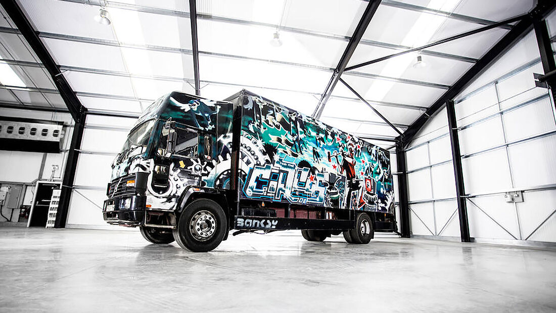 09/2019, Volvo FL 6 von 1988 mit Banksy-Graffito