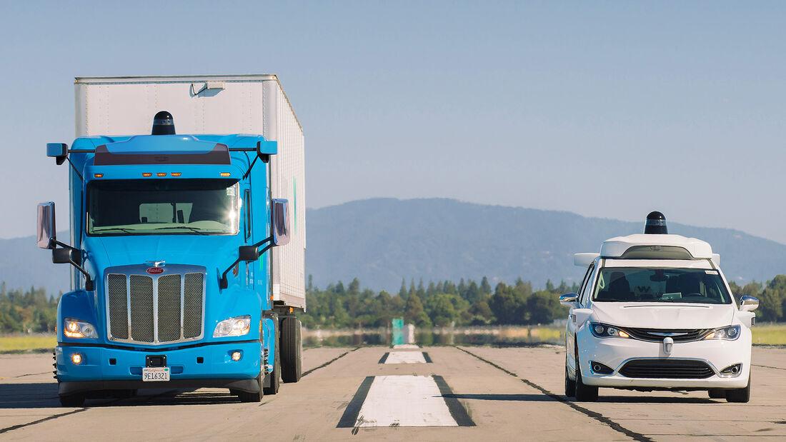 09/2019, Waymo Peterbilt Semi-Truck und Chrysler Pacifica