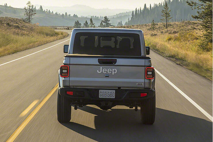 11-2018-Jeep-Gladiator-fotoshowBig-8b66eee6-1214475.jpg