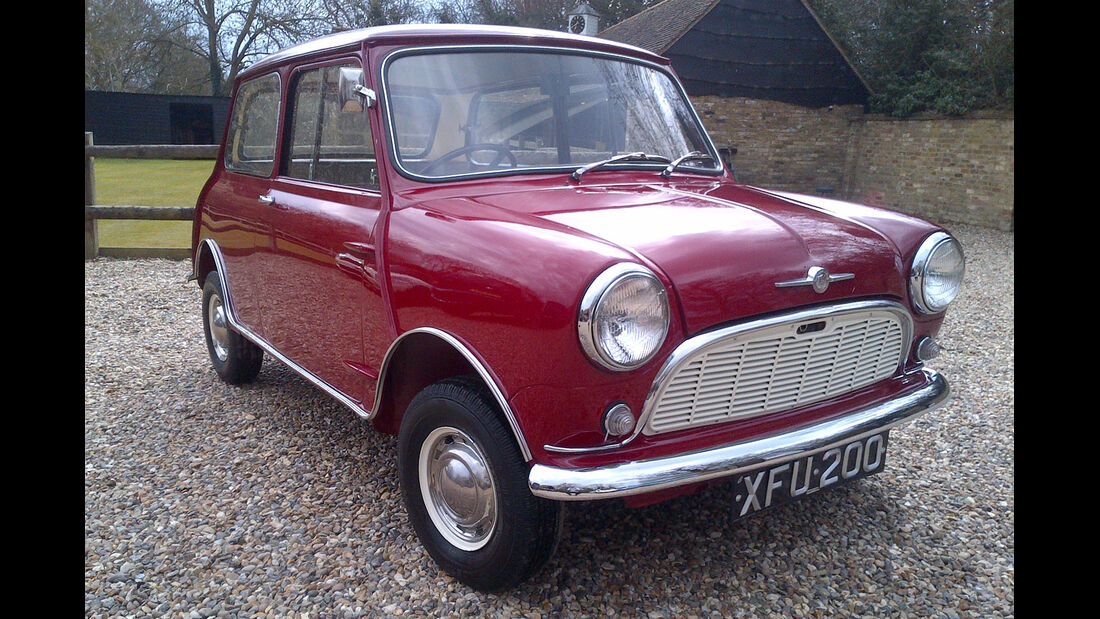 1960 Morris Mini Minor De Luxe.     