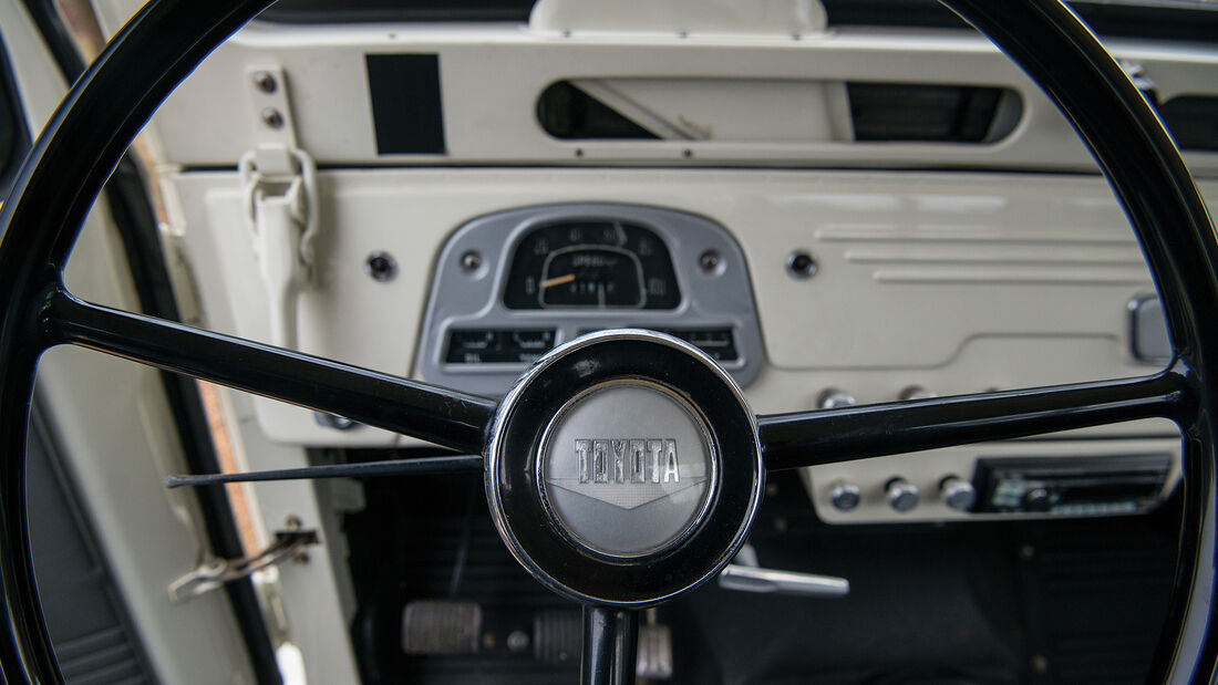 1965er Toyota FJ45 Land Cruiser mit V8-Motor