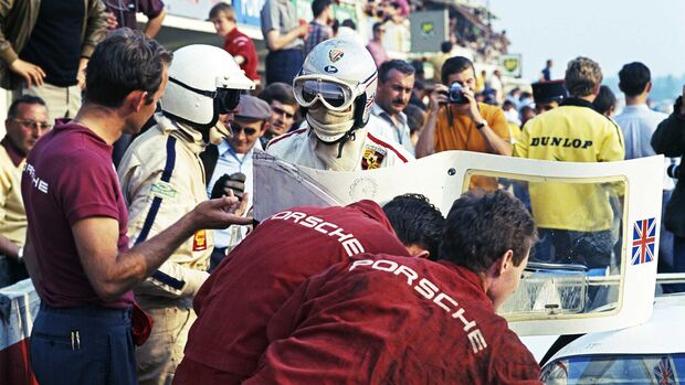 24h Le Mans 1969 Nr. 12 Richard Attwood  Porsche 917 LH Coupé links im T-Shirt
