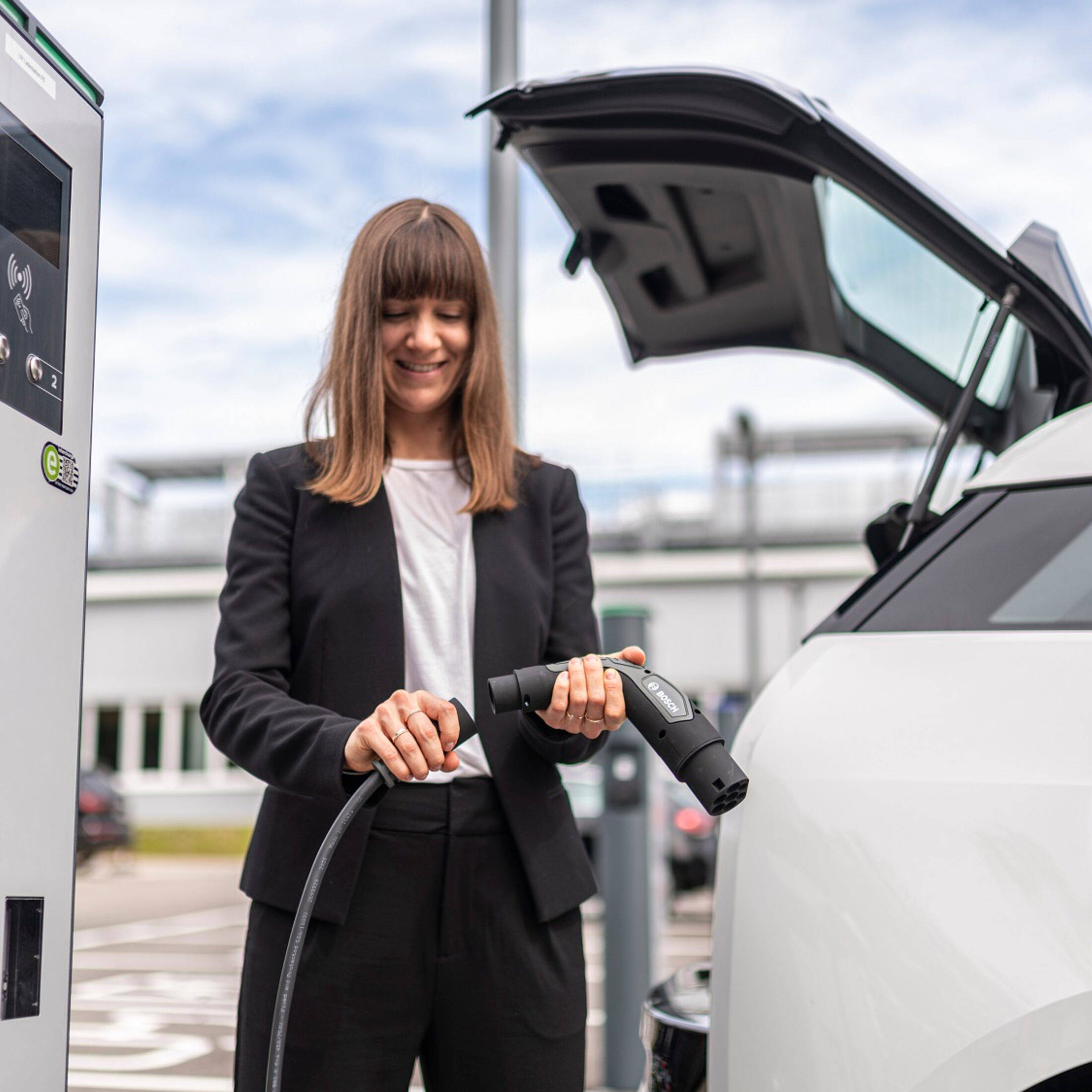 Bosch bringt universelles Ladekabel für E-Autos