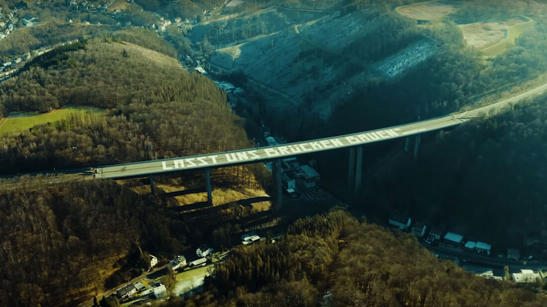 A45 Rahmedetalbrücke Mural Art — Lasst uns Brücken bauen