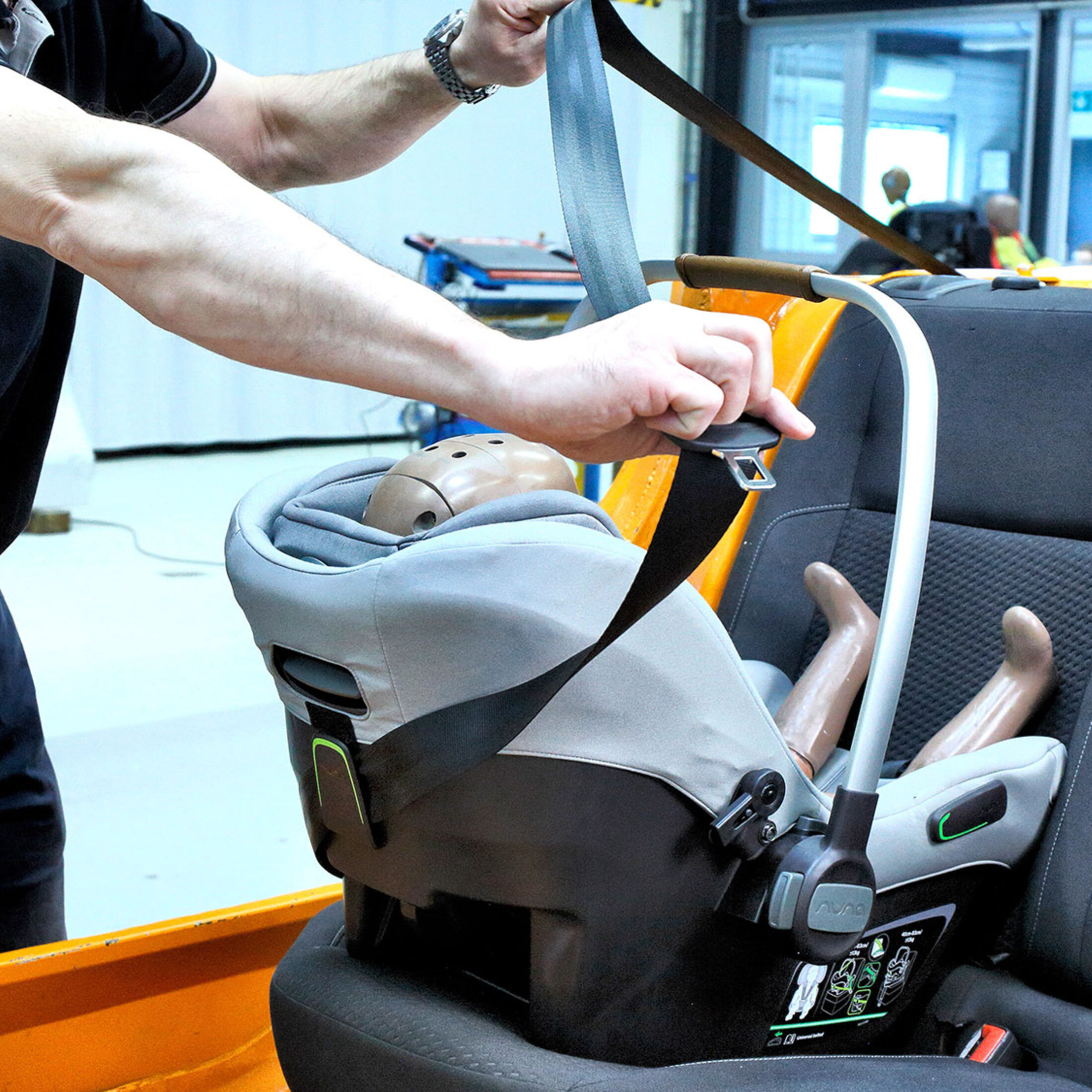 ADAC: Gravierende Mängel bei Auto-Kindersitzen: Gurtschloss rastet nicht  immer ein