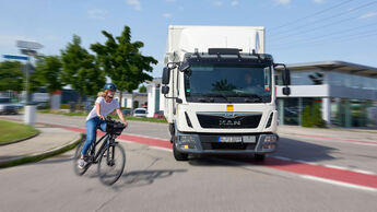 ADAC Lkw-Abbiegeasisstenten Test