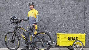 ADAC-Pannenhilfe mit E-Bike, Pedelec, Elektro-Bike, 04/2016