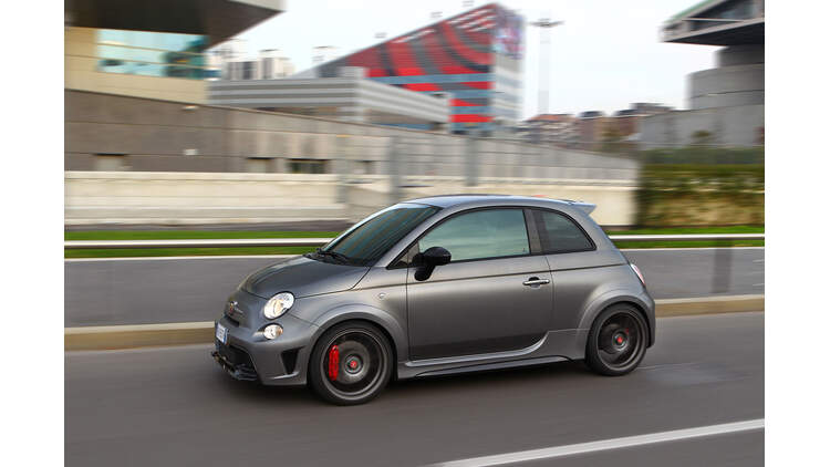 Abarth 695 Biposto Im Fahrbericht Strassenrenner Schlagt Voll Ein Auto Motor Und Sport