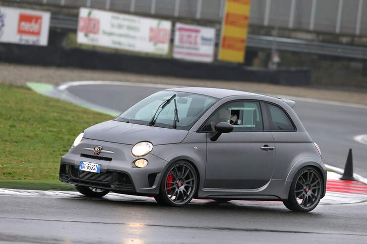 Abarth 695 Biposto Im Fahrbericht: Straßenrenner Schlägt Voll Ein ...