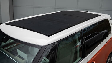Abt VW ID. Buzz mit Solarmodulen auf dem Dach