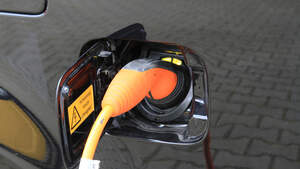 Abt eCaddy - Elektro-Caddy - VW - Elektromobilität - Elektrofahrzeug - Elektroauto - E-Mobilität - Deutsche Post - Ladevorgang