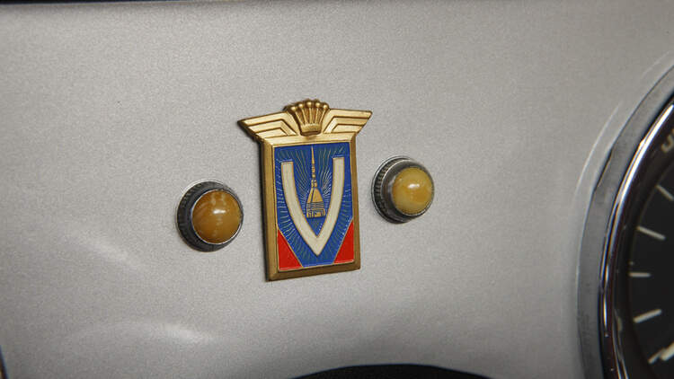 https://imgr1.auto-motor-und-sport.de/Alfa-Romeo-2000-S-Vignale-Coup-1958-Schalttafel-Logo-bigMobileWide2x-ef988e7f-436806.jpg