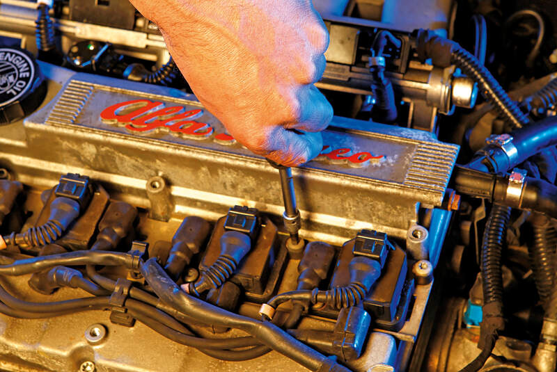 Alfa Romeo 916, Zündkerzenwechsel