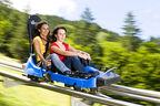 Alpine Coaster - Zwei Mädchen auf Sommerrodelbahn