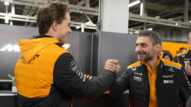Andrea Stella and Oscar Piastri - McLaren - GP Japan 2024