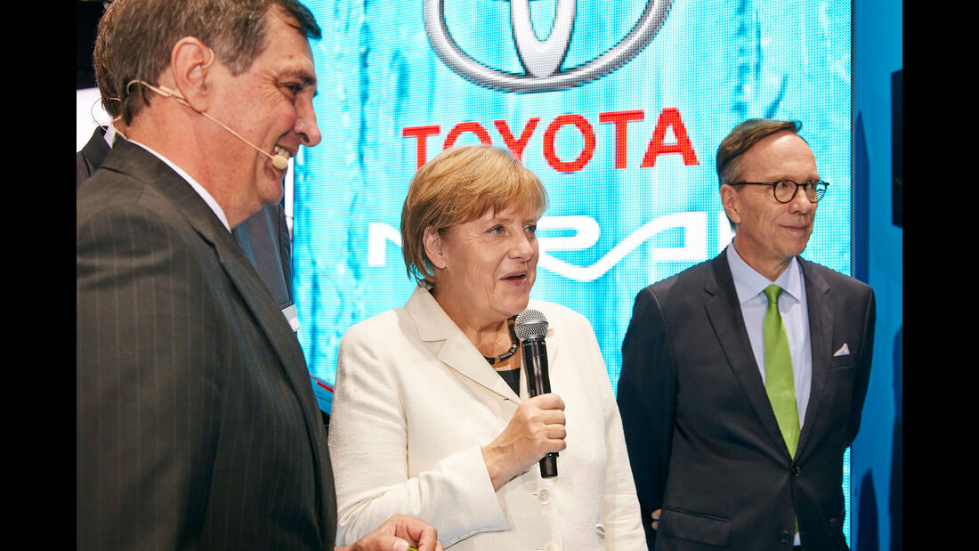 Angela Merkel IAA 2015 Toyota
