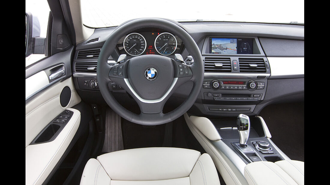 Armaturenbrett und Lenkrad des BMW Active Hybrid X6