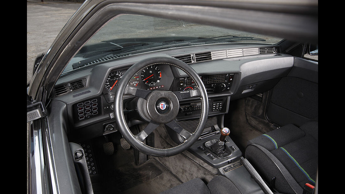 Armaturenbrett und Lenkrad im BMW Alpina B7