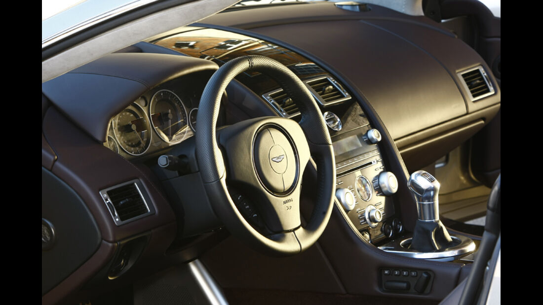 Aston Martin DBS Volante, Cockpit