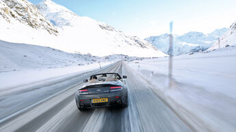 Aston Martin V12 Vantage Roadster, Heckansicht, Pferdekutsche