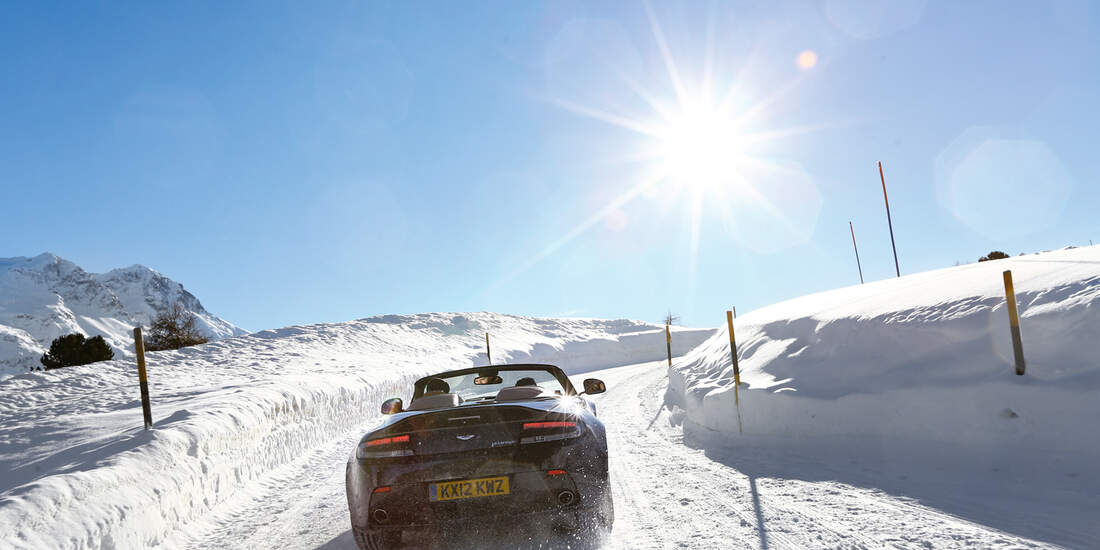 Aston Martin V12 Vantage Roadster, Heckansicht