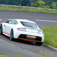 Aston Martin V12 Vantage S, Heckansicht