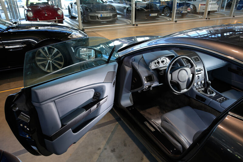 Aston Martin V8 Vantage, Cockpit