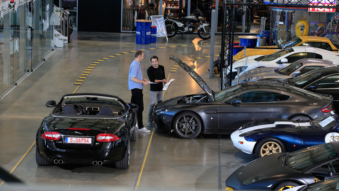 Aston Martin V8 Vantage, Jaguar XKR, Verkaufsraum