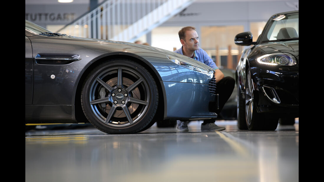 Aston Martin V8 Vantage, Jaguar XKR, Verkaufsraum