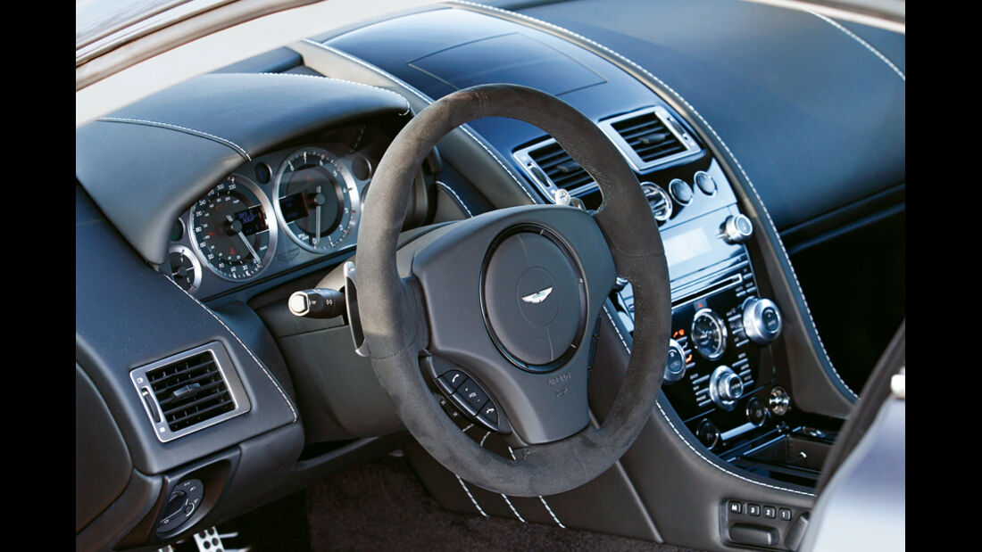 Aston Martin V8 Vantage S, Cockpit