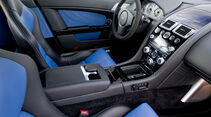 Aston Martin V8 Vantage S, Cockpit, Sitze vorne