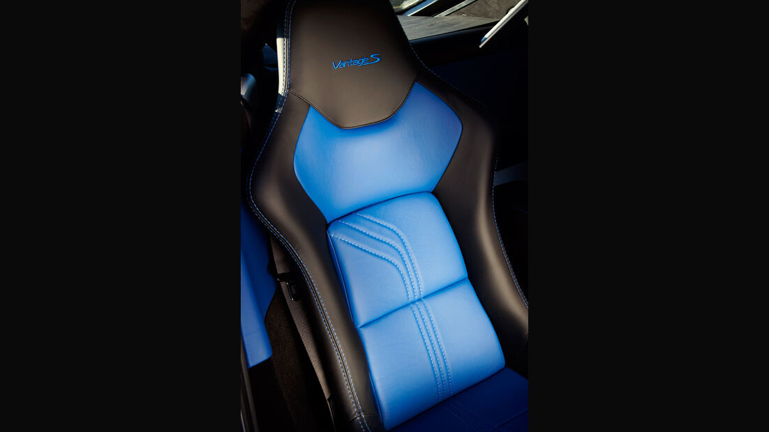 Aston Martin V8 Vantage S, Fahrersitz, Carbon-Schalensitz