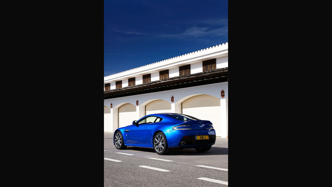 Aston Martin V8 Vantage S, Seitenansicht, schräg hinten