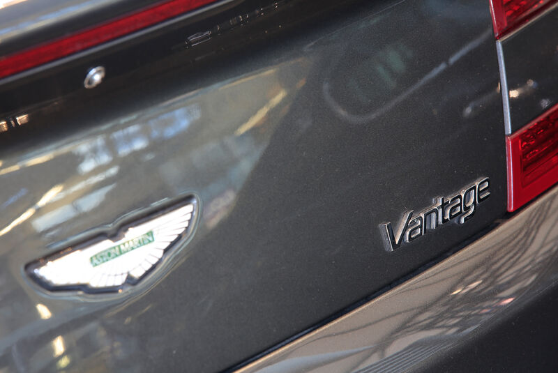 Aston Martin V8 Vantage, Typenbezeichnung