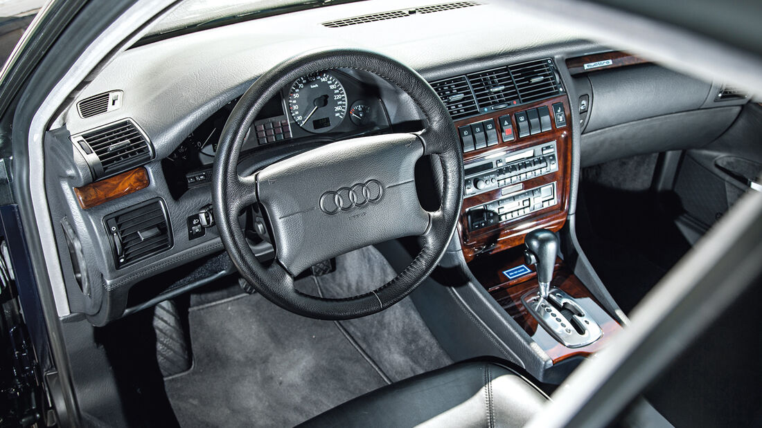 Audi A8 4.2 Quattro (D2), Cockpit