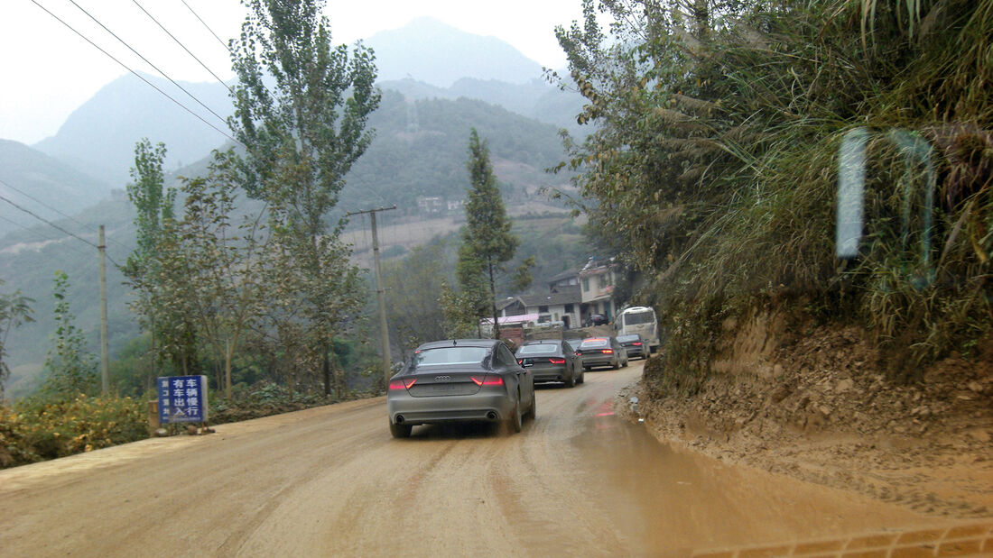 Audi-Abnahmefahrt, China, Schotterstraße