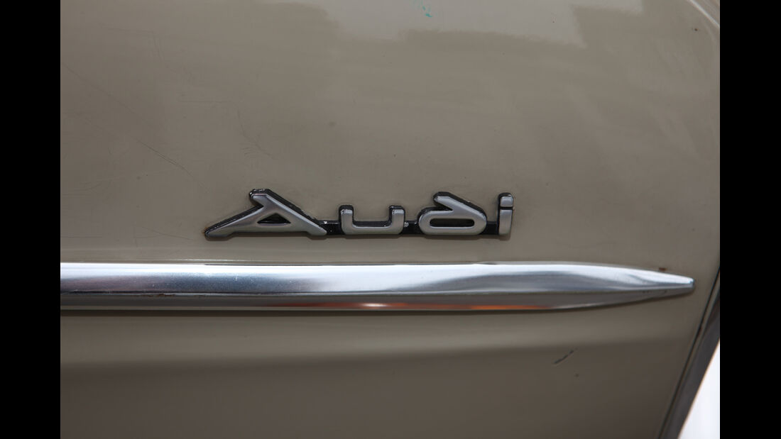 Audi L, Schriftzug, Typenbezeichnung