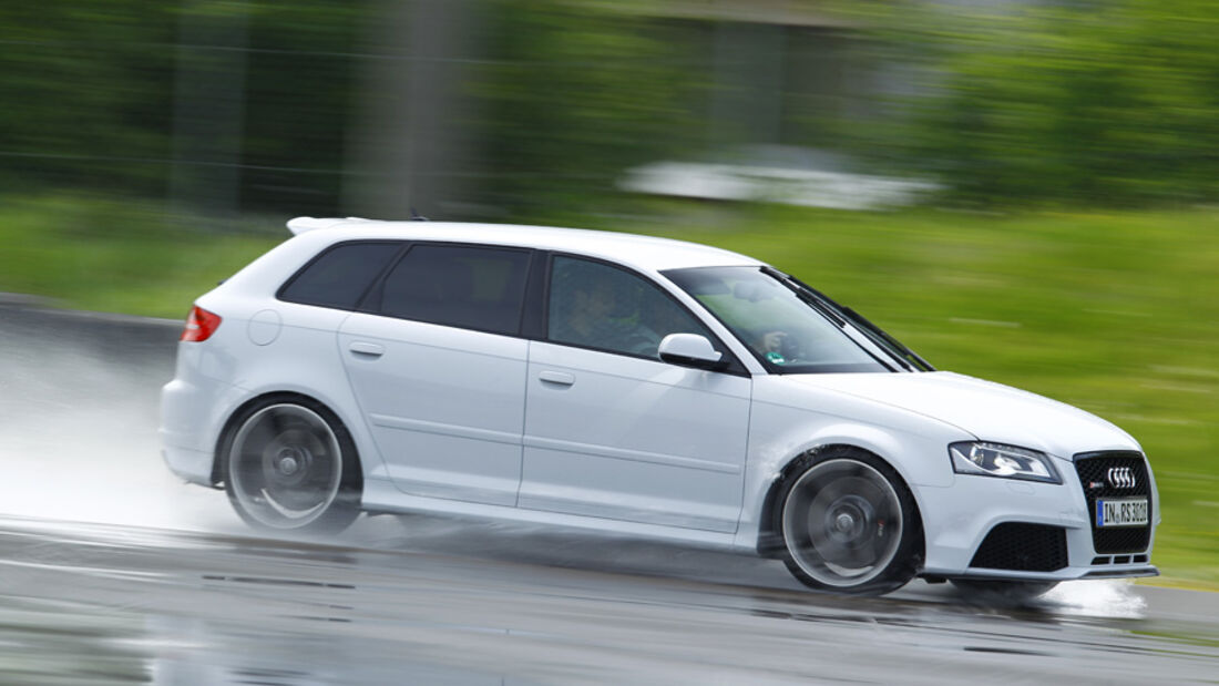 Audi RS 3 Sportback, Bremsen, nasse Straße, Nässe, Seitenansicht