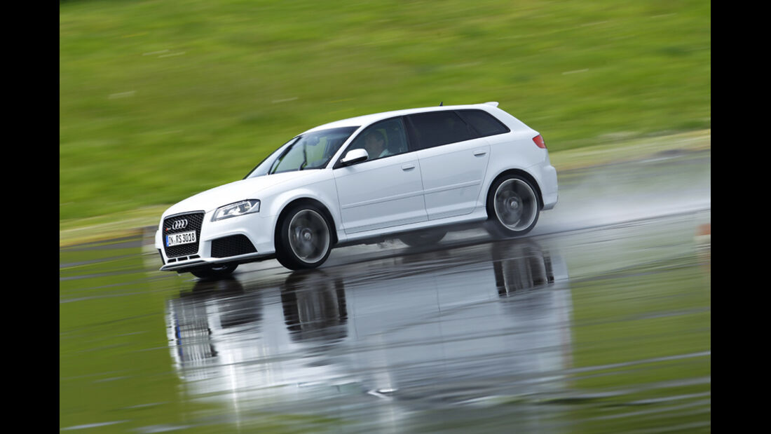 Audi RS 3 Sportback, Bremsen, nasse Straße, Nässe, Seitenansicht