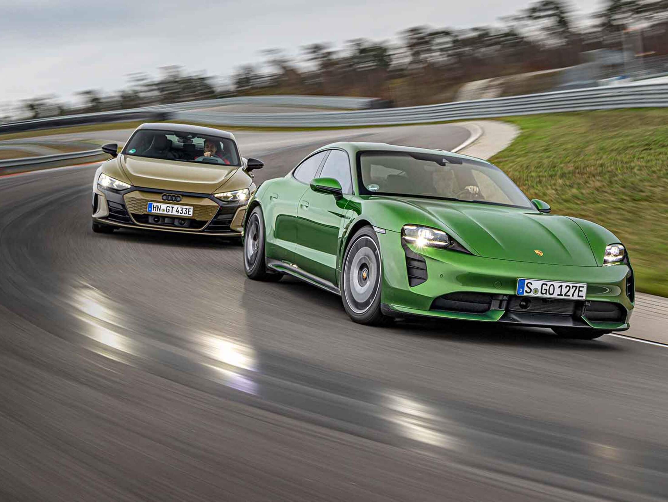 Audi e tron gt rs deals vs porsche taycan turbo s