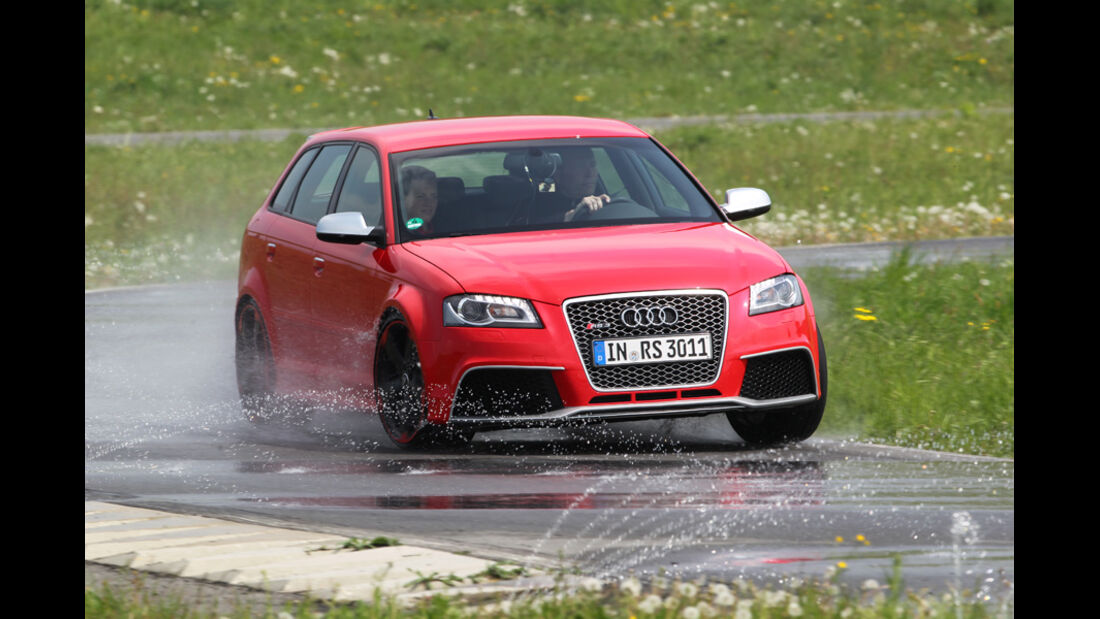 Audi RS3 Sportback, Teststrecke, Front, nasse Straße